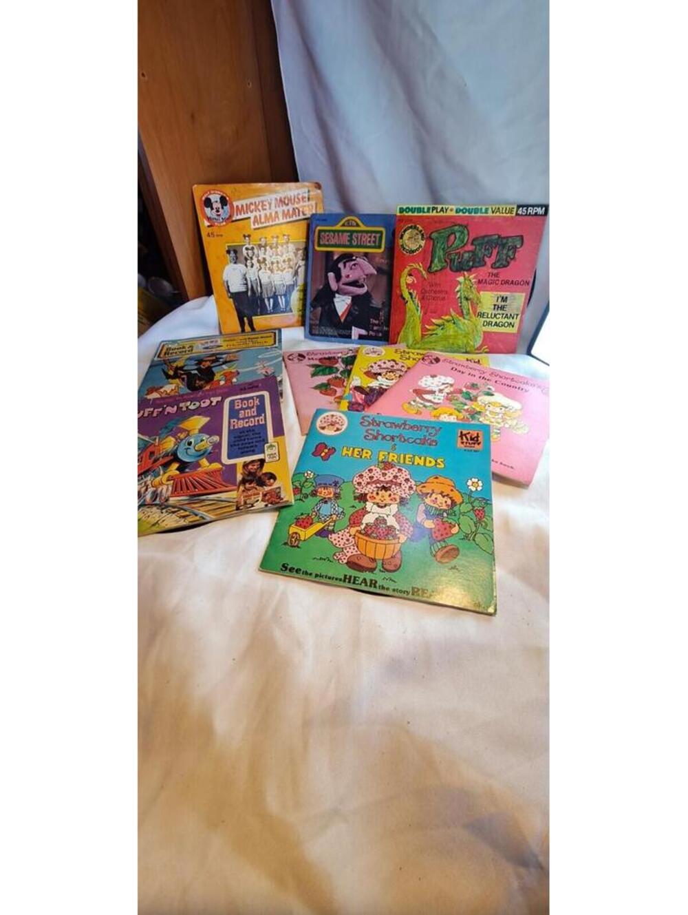 Lot of 9 Vintage  "See Hear Read" Books And 45 RPM Records [COPY]